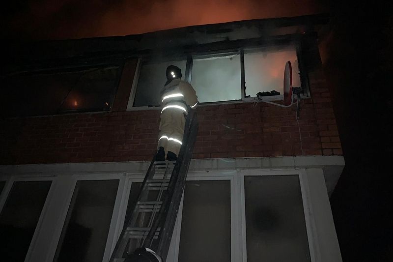 Пять человек эвакуировали из загоревшегося ночью частного дома