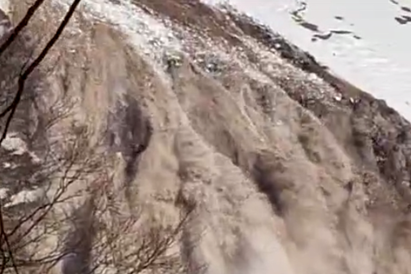 Мощную лавину сняли на видео в горах под Сочи