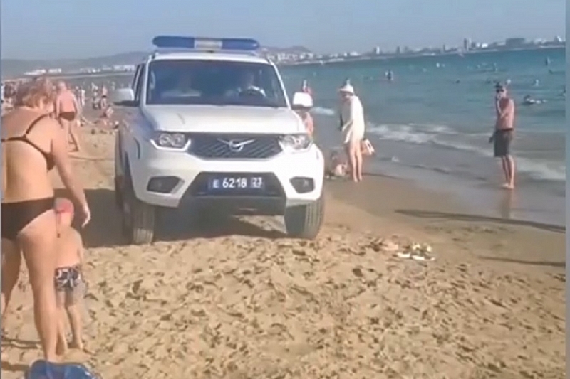 В полиции Анапы объяснили, почему патрульный автомобиль ездил по пляжу и мешал отдыхающим
