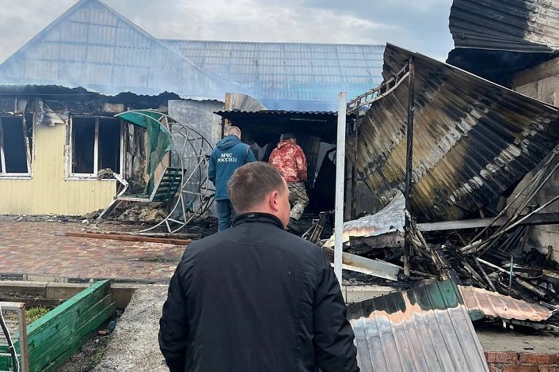 Дом большой семьи сгорел на Кубани: взрослые и 10 детей успели спастись
