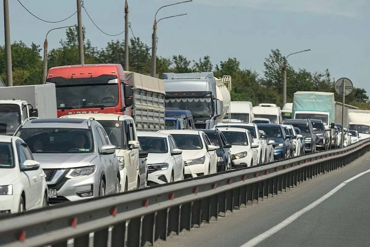 Водители жалуются на огромные пробки на въезде в Новороссийск