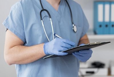 Лампа упала на юного пассажира в Толмачево 