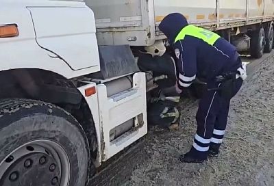 Сотрудники ГИБДД помогли водителю сломавшегося большегруза в Новороссийске