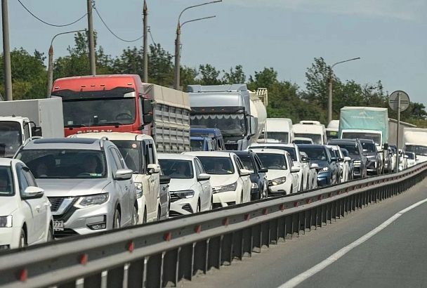 Водители жалуются на огромные пробки на въезде в Новороссийск