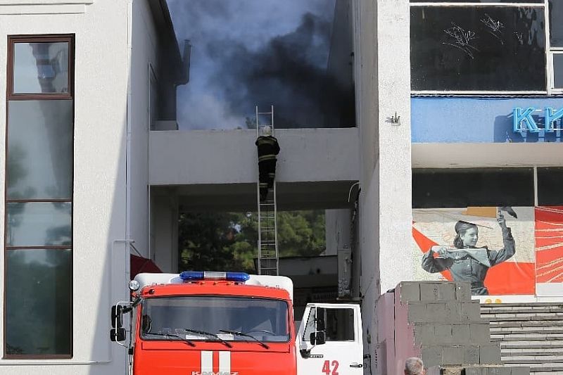 Названа предварительная причина пожара в кинотеатре «Буревестник» в Геленджике 