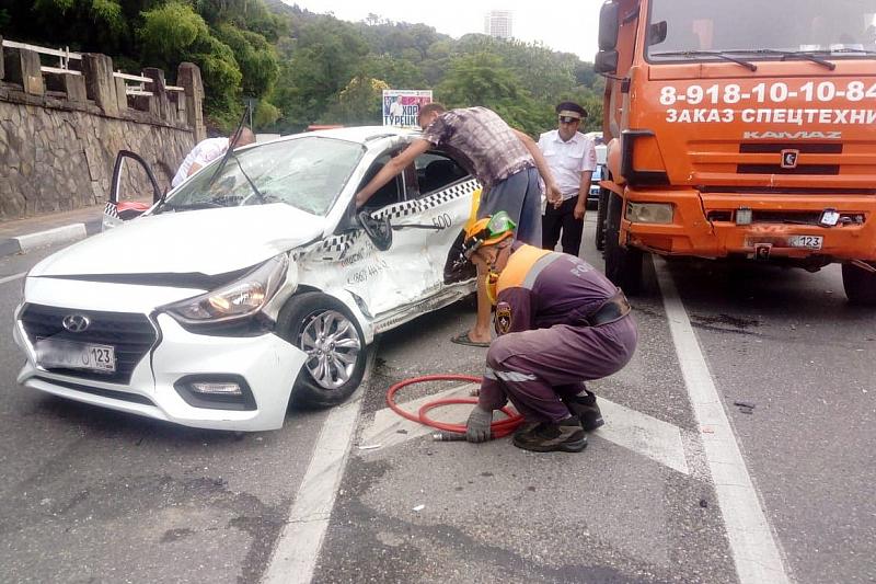 В Сочи грузовик раздавил машину Яндекс.Такси
