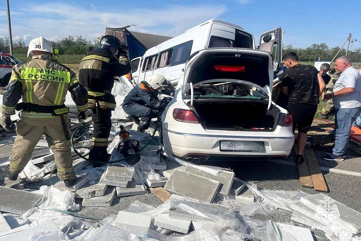 Два человека погибли и 11 пострадали в ДТП с микроавтобусом, грузовиком и легковушкой в Краснодарском крае