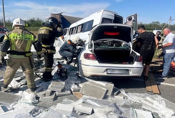 Два человека погибли и 11 пострадали в ДТП с микроавтобусом, грузовиком и легковушкой в Краснодарском крае