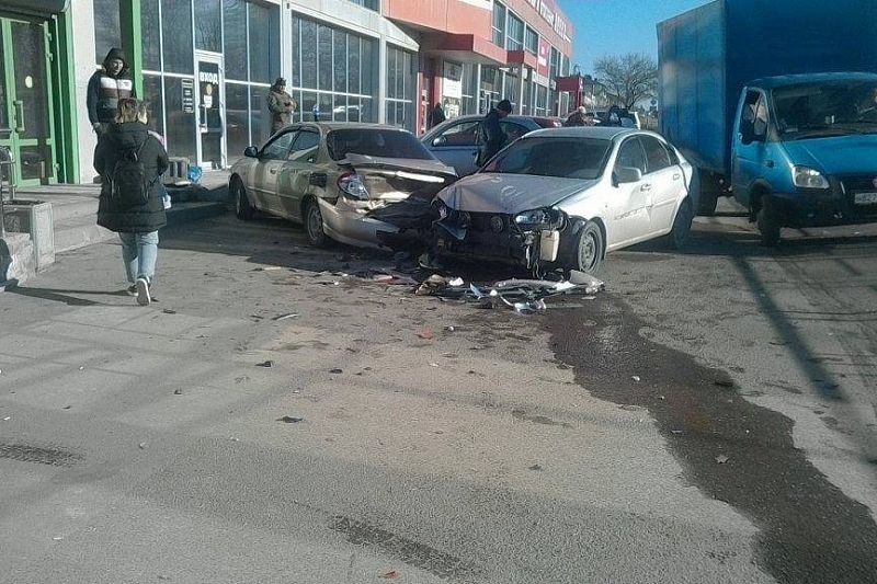 В Анапе иномарка сбила двух детей, выходящих из машины на парковке магазина