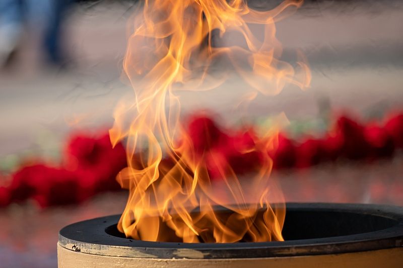 В Кургане 55-летняя женщина намеренно потушила Вечный огонь, вылив на него воду из бутылки