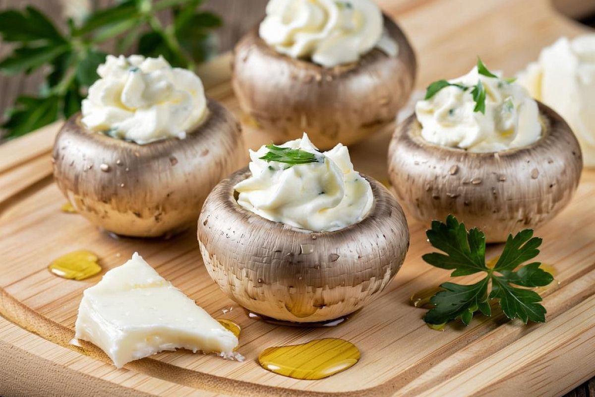 Шампиньоны, фаршированные сыром и курицей. Ставлю в духовку на 20 минут 