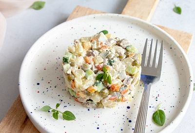 Популярный новогодний салат в «вегетарианском» исполнении: «Оливье» с авокадо 