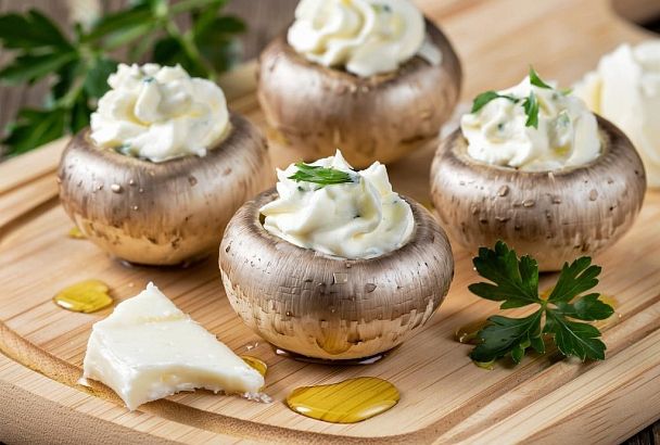 Шампиньоны, фаршированные сыром и курицей. Ставлю в духовку на 20 минут 