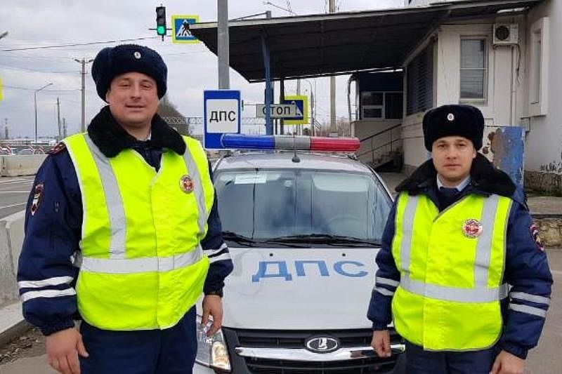 Цена жизни: в Краснодаре автоинспекторы помогли доставить в больницу умирающего мужчину