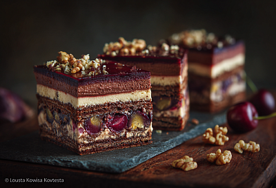 Торт «Пьяная слива»: чернослив в коньяке, орехи и вишнёвая шапочка — взрослый десерт, от которого гости в восторге 