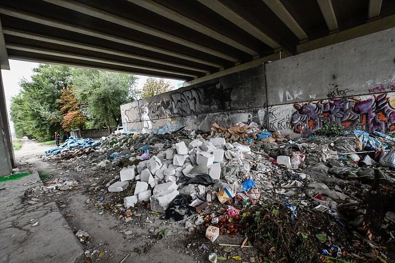 Свалка строительных отходов под первым Северным мостом в Краснодаре.