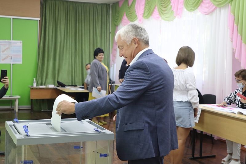 Сергей Жиленко проголосовал на избирательном участке в Динском районе