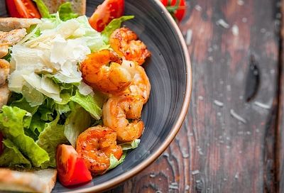 Салат с креветками без майонеза за 15 минут: По-ресторанному эффектно, но готовится проще простого