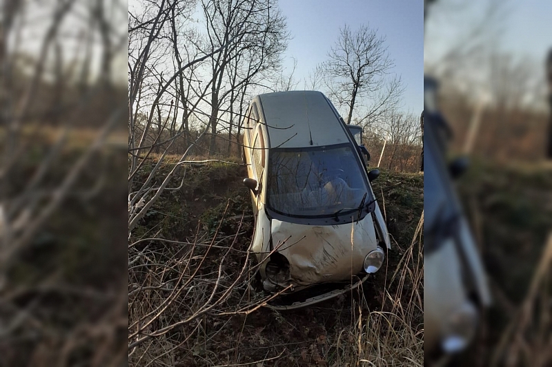 В Краснодарском крае на обледеневшей дороге иномарка слетела в кювет, пострадал водитель