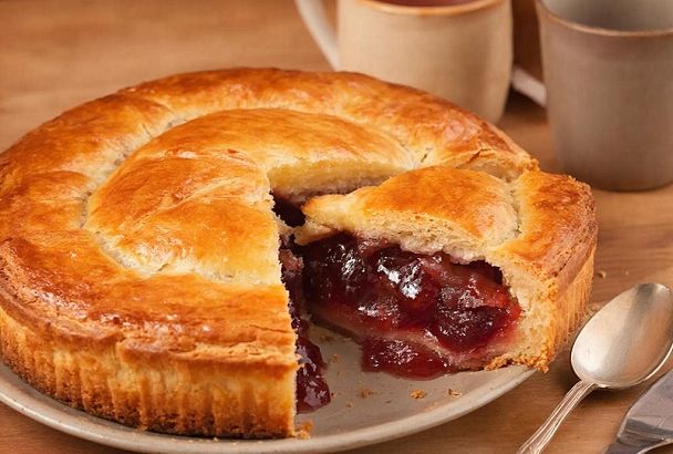 Этот пирог замешать можно просто ложкой. Всего 10 минут на подготовку — и ваш пирог готов через полчаса. Бабушкин пирог с вареньем, который она называла  «Тяп-ляп»