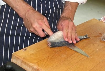 Перепробовала кучу рецептов и нашла лучший: солю селедку за ночь. Вечером приготовила, а утром уже пробую - идеально!