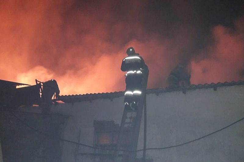 Сотрудники МЧС потушили крупный пожар на складе
