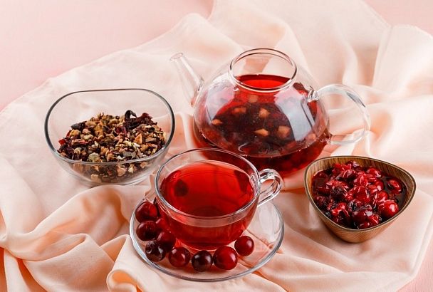 Омолодит в два счета: почему ягодный чай полезнее, чем привычный многим черный крупнолистовой