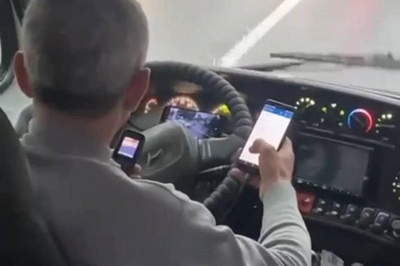 В Сочи водитель управлял пассажирским автобусом с телефонами в руках