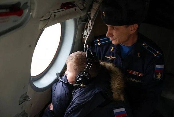 Исполнили мечту: в Краснодаре военные организовали для мальчика полет на вертолете