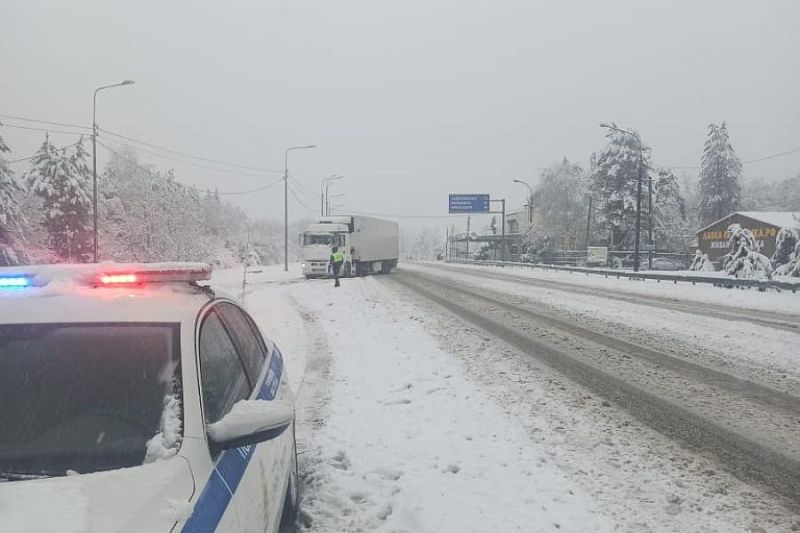 Снегопад в Краснодарском крае: на федеральной трассе М4 «Дон» ограничено движение грузовиков 
