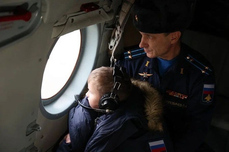 Исполнили мечту: в Краснодаре военные организовали для мальчика полет на вертолете