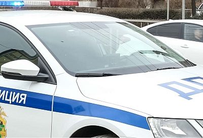 Занесло на мокрой дороге: в Краснодаре в ДТП пострадали два пассажира автобуса