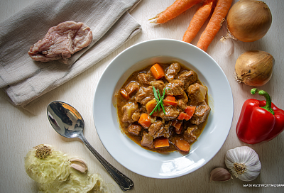 Тушим мясо по-кавказски: сочные кусочки в ароматной овощной подливе тают во рту