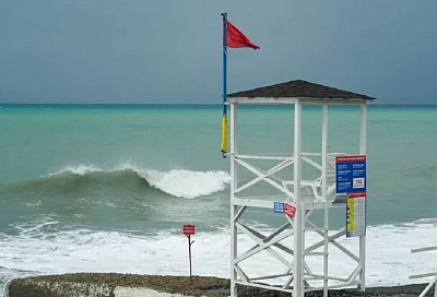 Красные флаги на пляже в Дагомысе: почему запрещено купаться в море