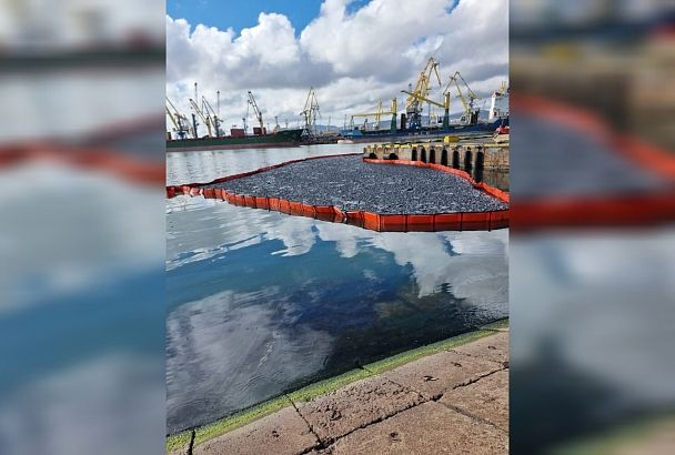 В порту Новороссийска ликвидировали разлив 40 тонн нефти с панамского судна
