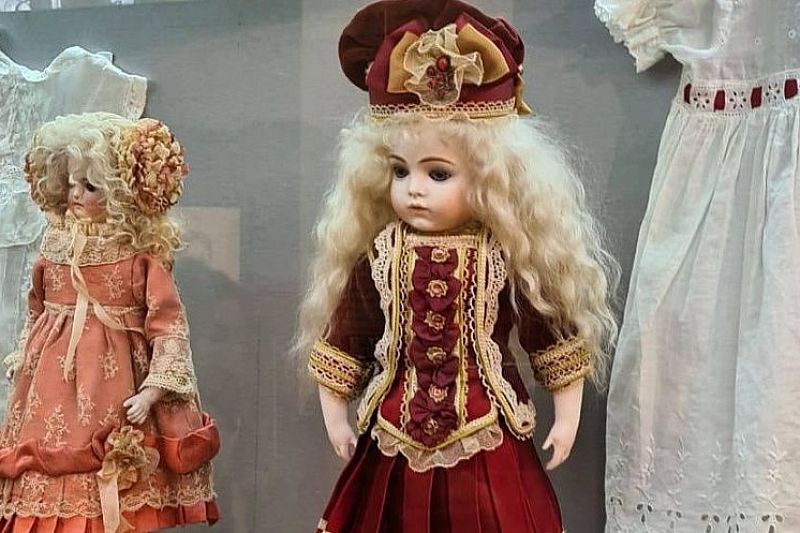 В музее-заповеднике открылась выставка «Царские куклы»