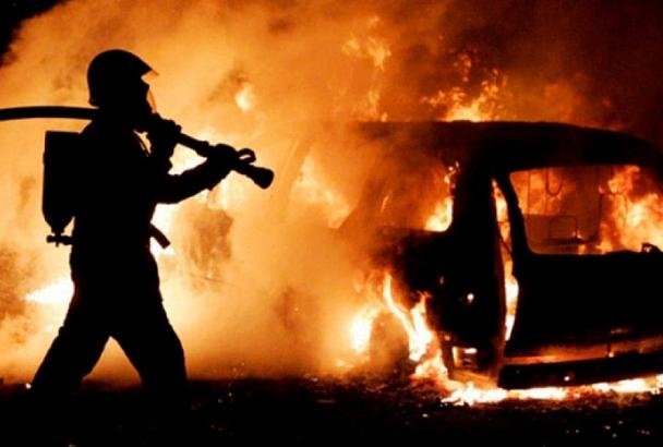 В Сочи ночью сгорел автомобиль и гараж