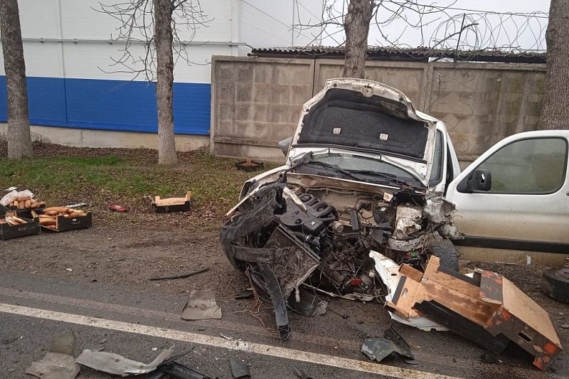 Автомобили превратились в груду металла после ДТП в Краснодарском крае. Есть пострадавшие