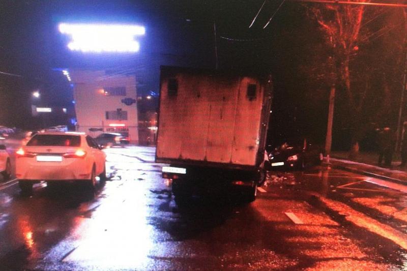 Молодая женщина пострадала в ДТП с участием трех автомобилей в Краснодаре