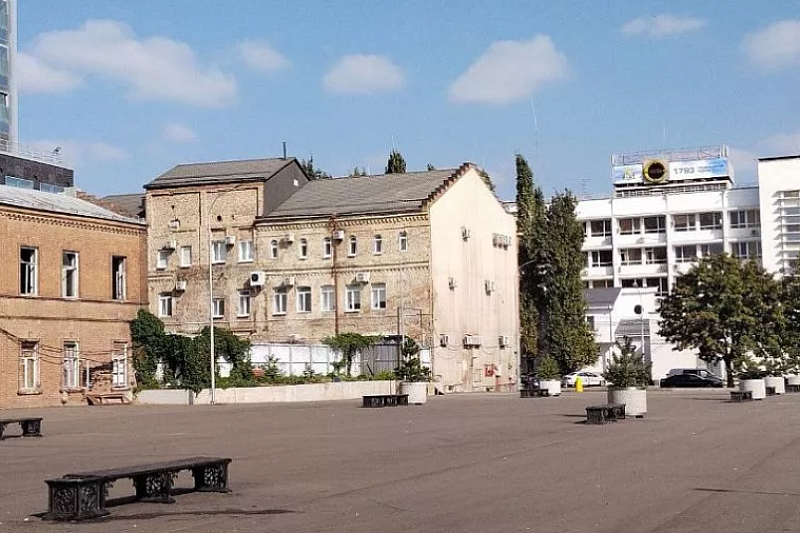 Бесплатную парковку разместят на территории у Дома купца Лихацкого в центре Краснодара 