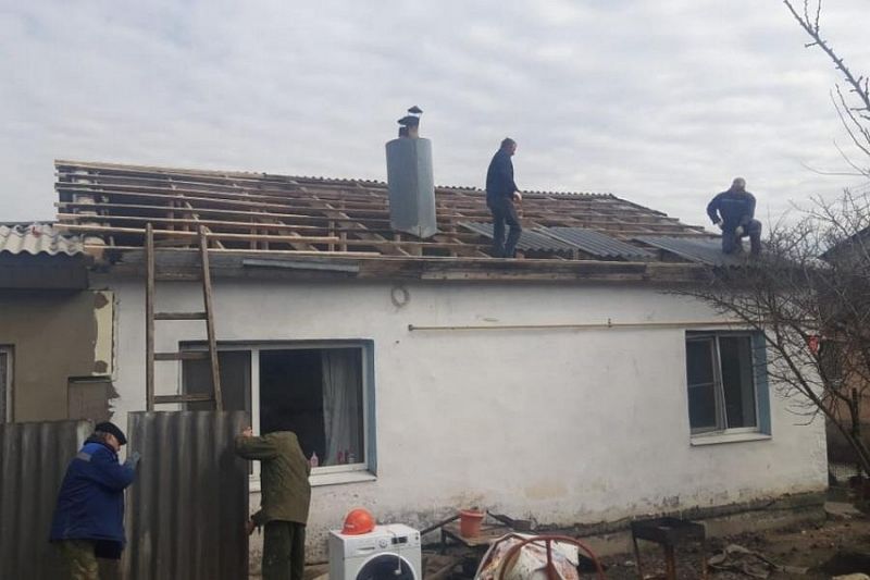 Разрушенную ветром кровлю дома многодетной семьи отремонтировали в Новороссийске 