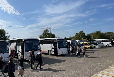 Прибывающих из Крыма в порт «Кавказ» пассажиров бесплатно везут автобусами в Анапу и Краснодар