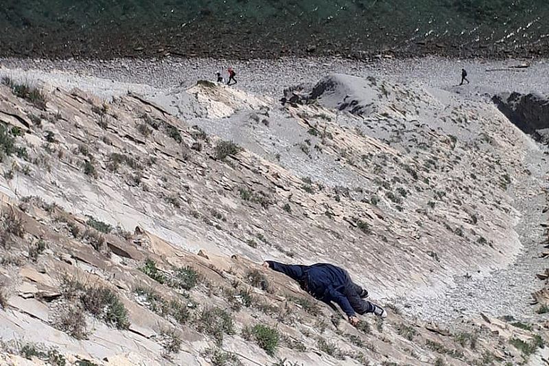 Спасатели помогли подростку, застрявшему на скальном участке горы Колдун