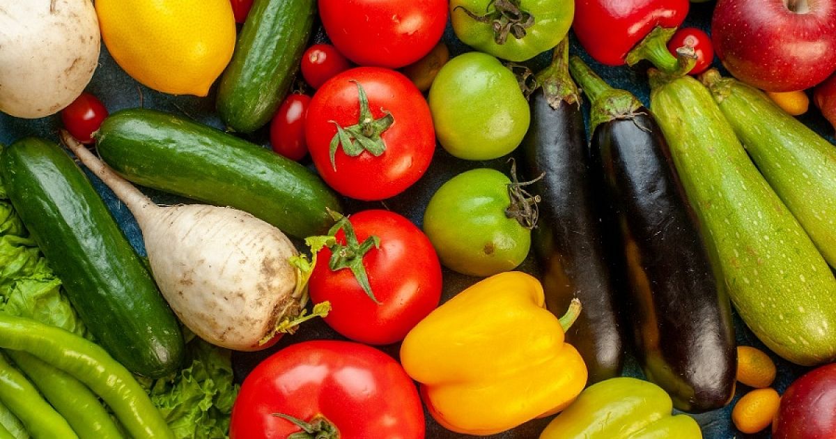 Овощи не мыты. Овощи сверху цветные. Фото разноцветных овощей.
