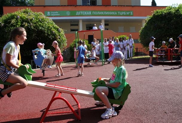 В Туапсе отремонтировали детскую площадку около поликлиники