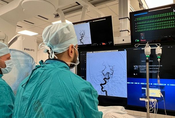 Впервые на Кубани врачи установили пациентке имплантат для предотвращения геморрагического инсульта