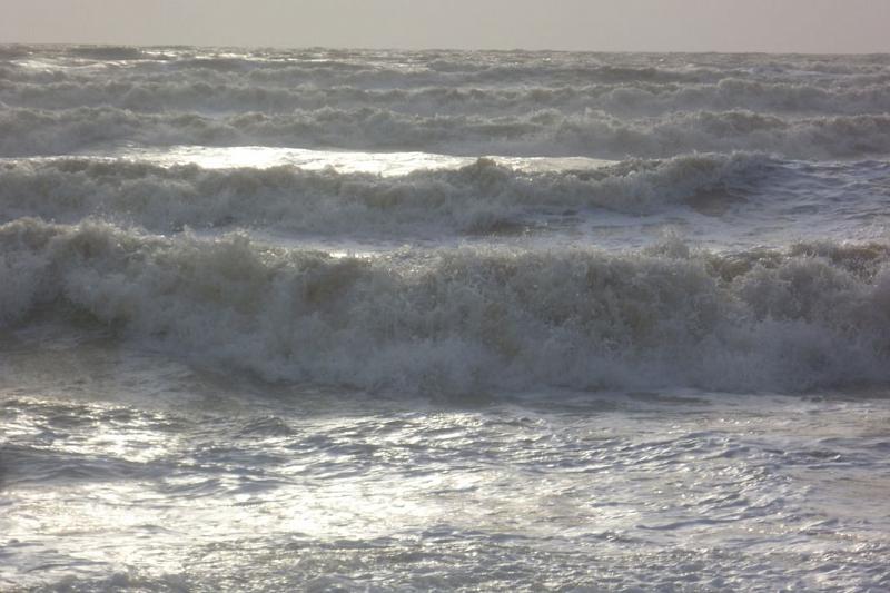 Жителей Азовского побережья Краснодарского края предупредили о метровых волнах
