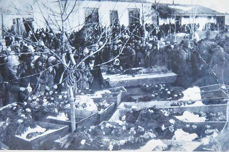 Похороны мирных жителей станицы Ладожской, казненных фашистами.﻿ ﻿