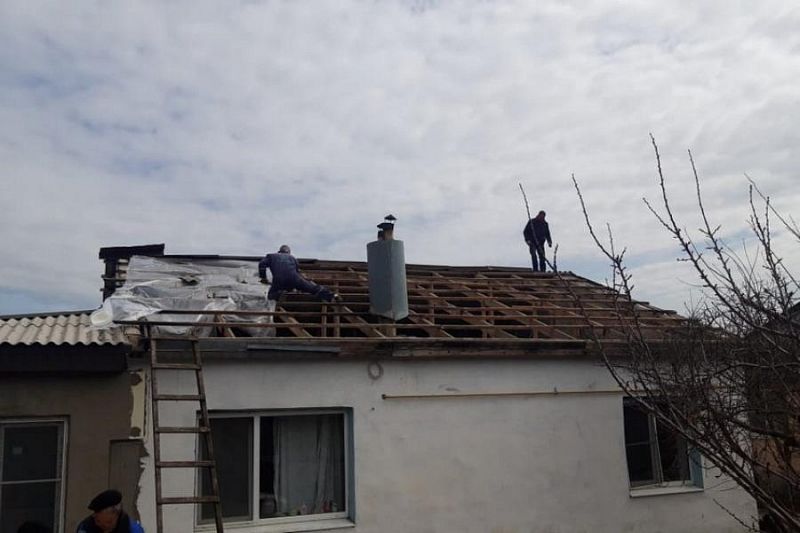 Разрушенную ветром кровлю дома многодетной семьи отремонтировали в Новороссийске 