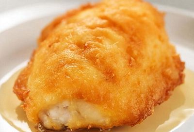 Идеальный кляр без яиц для недорогой рыбки:  золотистая корочка, а внутри — сочная рыбка. Хруст будет слышно по всей кухне 